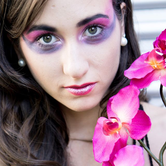 Model trägt professionelles Make-up für Feier in Linz